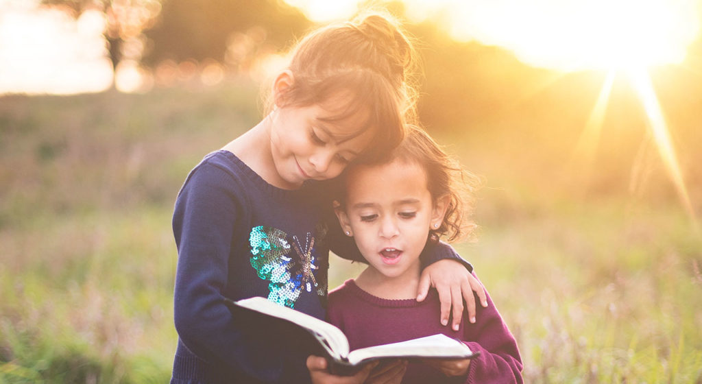 子どもが読書中